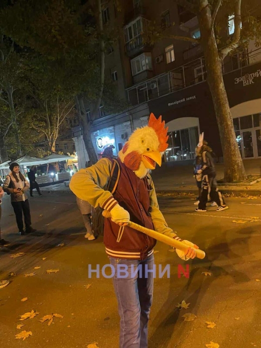 Відьми, скелети та янголи: у Миколаєві святкують Хелловін (фото)