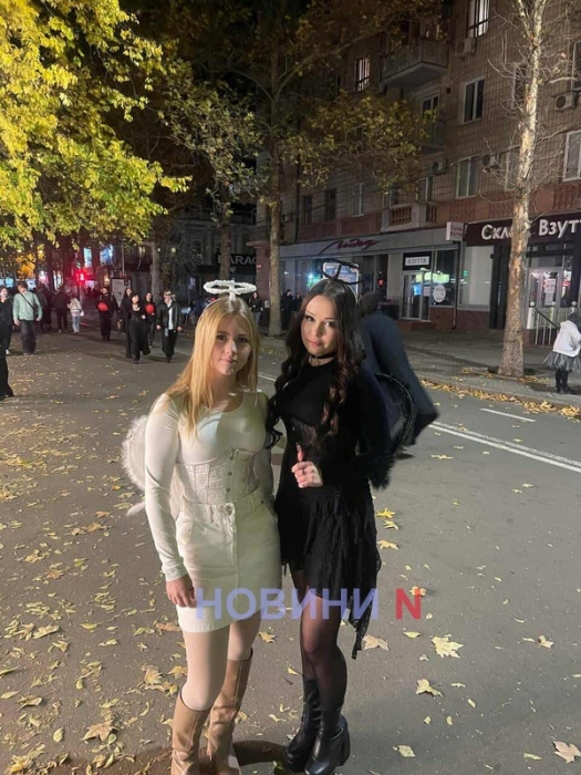 Відьми, скелети та янголи: у Миколаєві святкують Хелловін (фото)