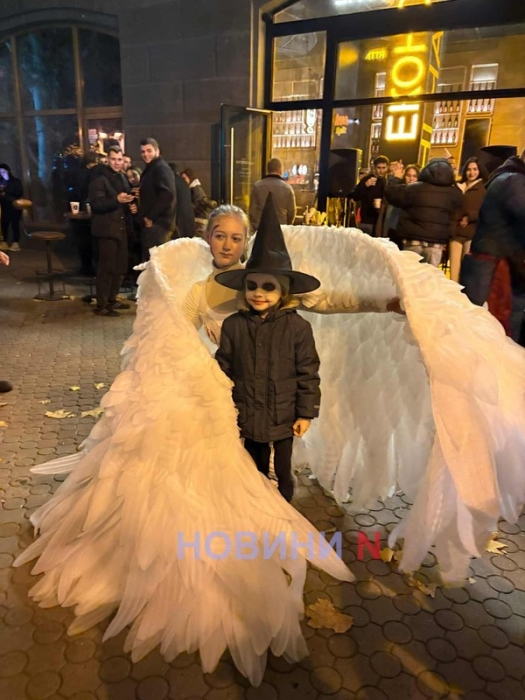 Відьми, скелети та янголи: у Миколаєві святкують Хелловін (фото)