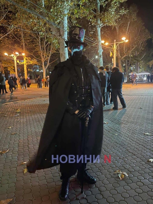 Відьми, скелети та янголи: у Миколаєві святкують Хелловін (фото)