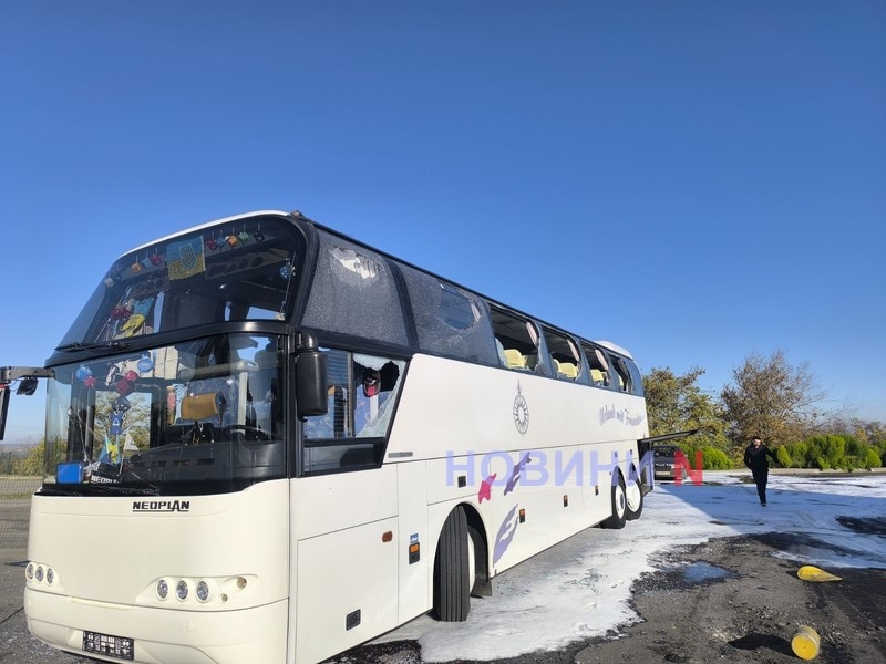 Пошкоджено пасажирські автобуси: ще фото наслідків удару по АЗС у Миколаєві