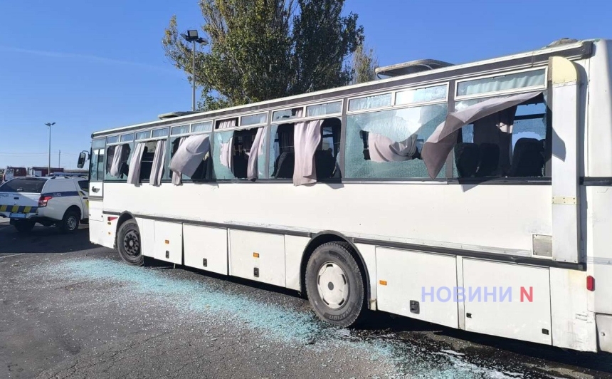 Пошкоджено пасажирські автобуси: ще фото наслідків удару по АЗС у Миколаєві