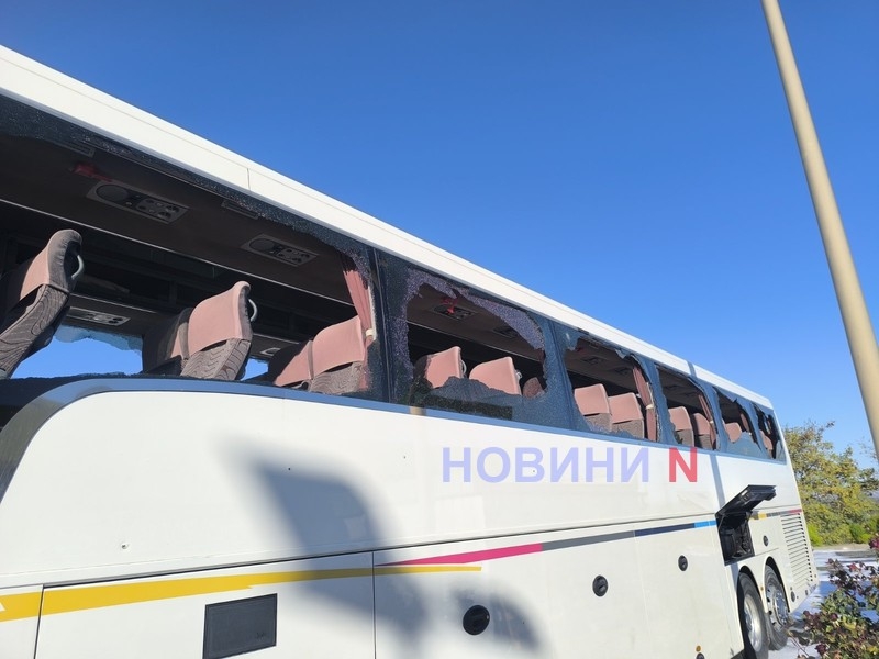 Пошкоджено пасажирські автобуси: ще фото наслідків удару по АЗС у Миколаєві