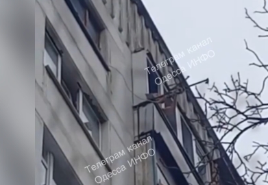 Одессит открыл огонь по «шахедам» прямо с балкона во время атаки дронов (видео)