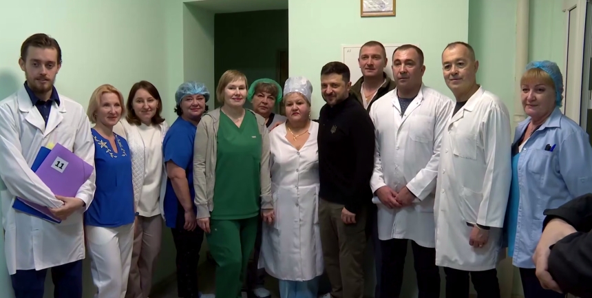Зеленский посетил подземную больницу в Херсоне