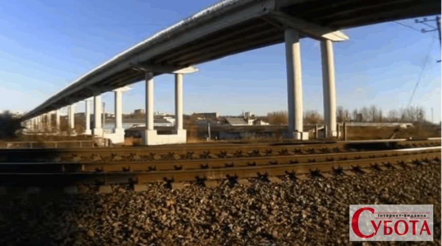 Обнаженная женщина прыгнула с моста перед поездом во Львове