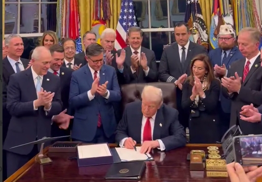 Трамп подписал временный бюджет, положив конец самому длительному шатдауну в истории США