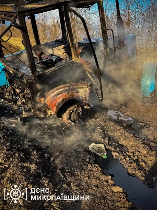В селе под Николаевом на боеприпасе подорвался трактор: пострадал водитель (фото)