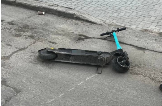 В Николаеве ищут усатого мужчину, который на электросамокате врезался в авто и скрылся