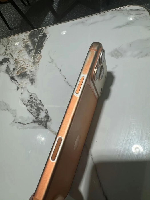 У оранжевого iPhone 17 сошла вся краска после протирания влажными салфетками