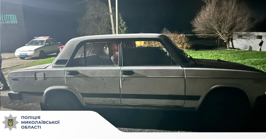 П'яний водій збив двох дівчат, які сиділи на лавці: постраждалих госпіталізували