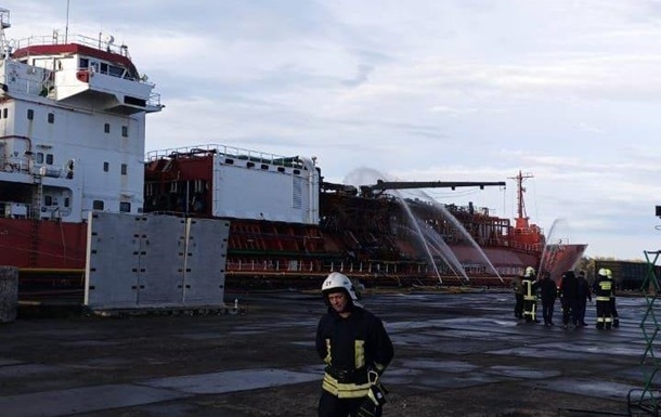 В Измаиле после атаки врага произошел пожар на борту газового танкера