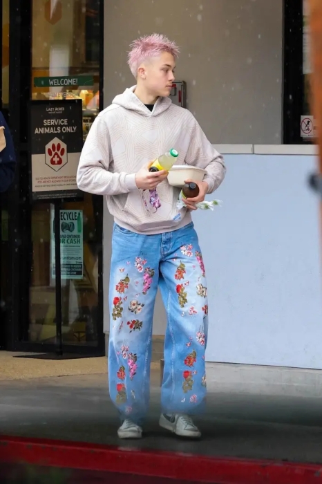 Сын Анджелины Джоли удивил новой яркой прической