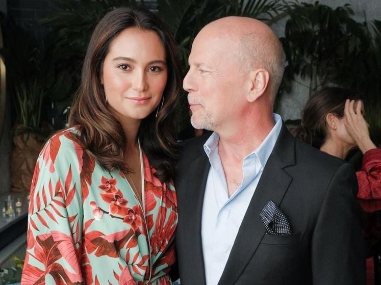 Дружина Брюса Вілліса розповіла, чому не дивиться в очі чоловіку та не носить чорний одяг