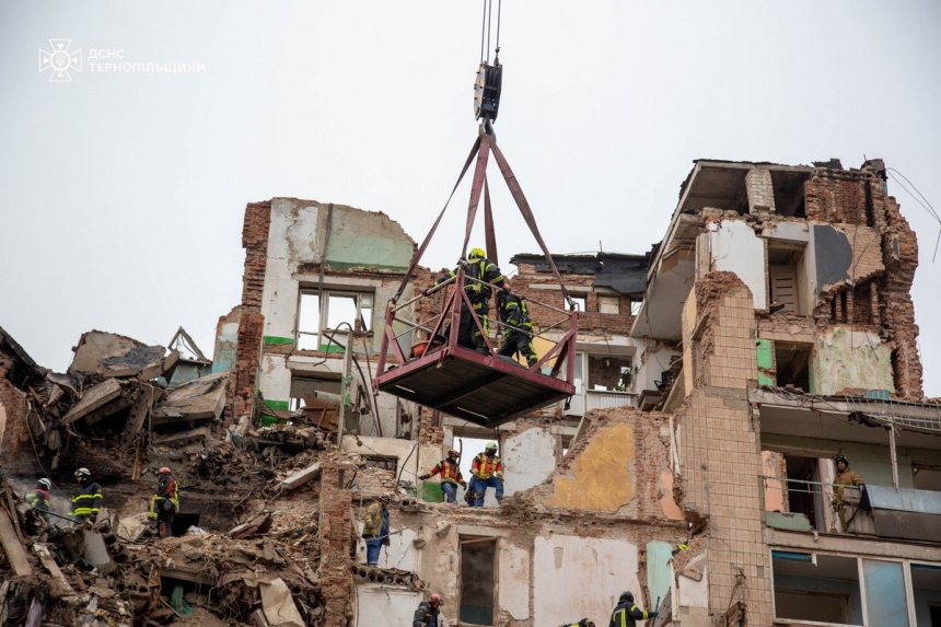 Тела матери и двух детей нашли под завалами дома разрушенного российской ракетой в Тернополе