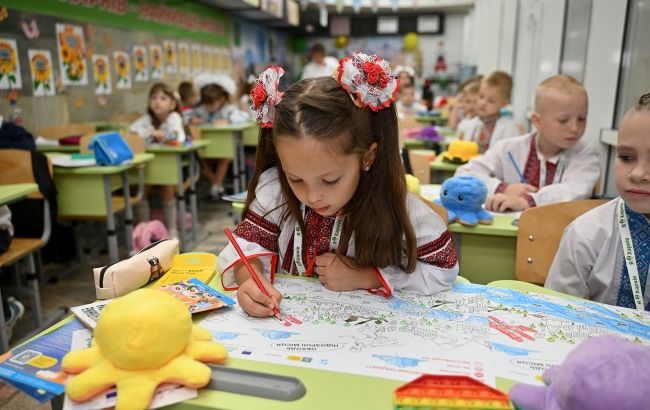 Міносвіти пропонує школам змінити зимовий графік через можливі відключення світла