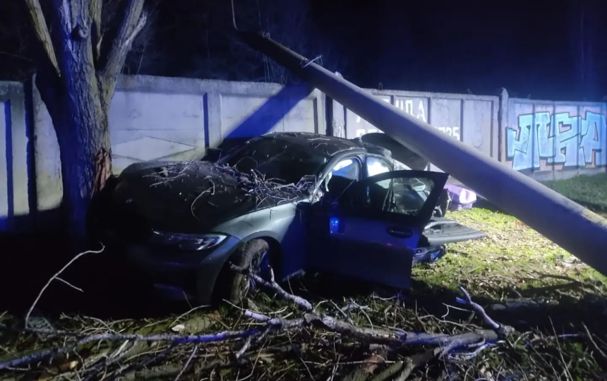 В Запорожье водитель BMW врезался в электроопору: погибли две женщины