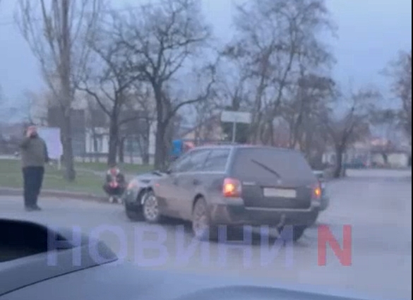 На перекрестке в Николаеве столкнулись автомобили — движение затруднено (видео)