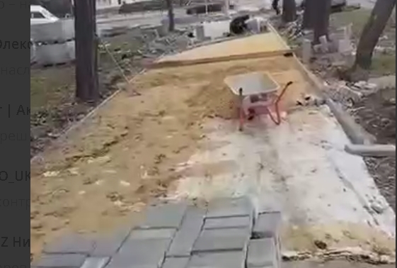 В Николаеве газон закладывают серой плиткой возле зоопарка (видео)