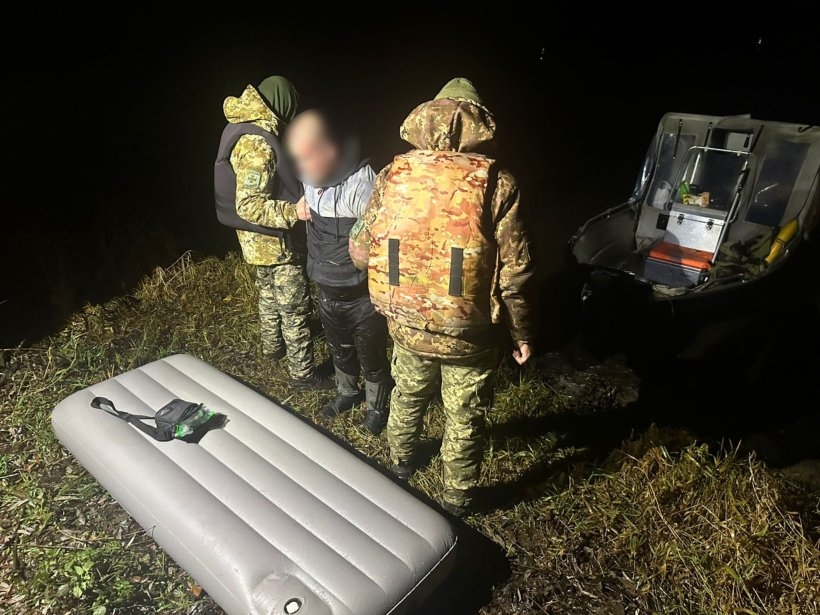 Прикордонники врятували українця, який намагався відпливти до Молдови на матраці (відео)