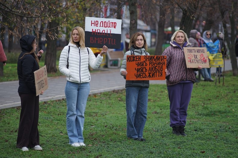 В Николаеве более 150 человек вышли на акцию в поддержку пленных и пропавших без вести (фото)