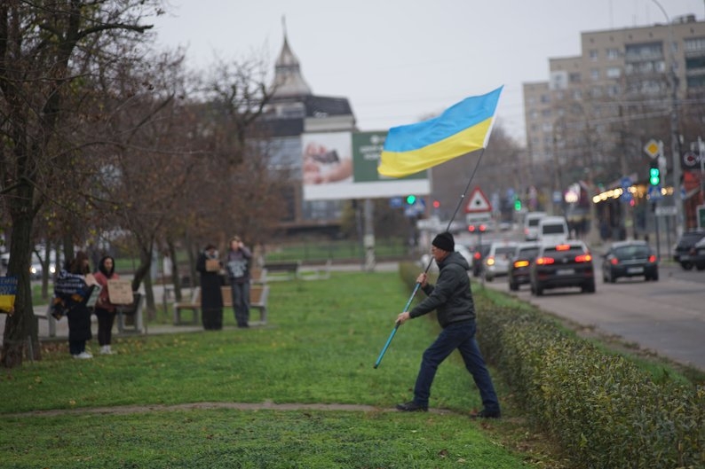 В Николаеве более 150 человек вышли на акцию в поддержку пленных и пропавших без вести (фото)