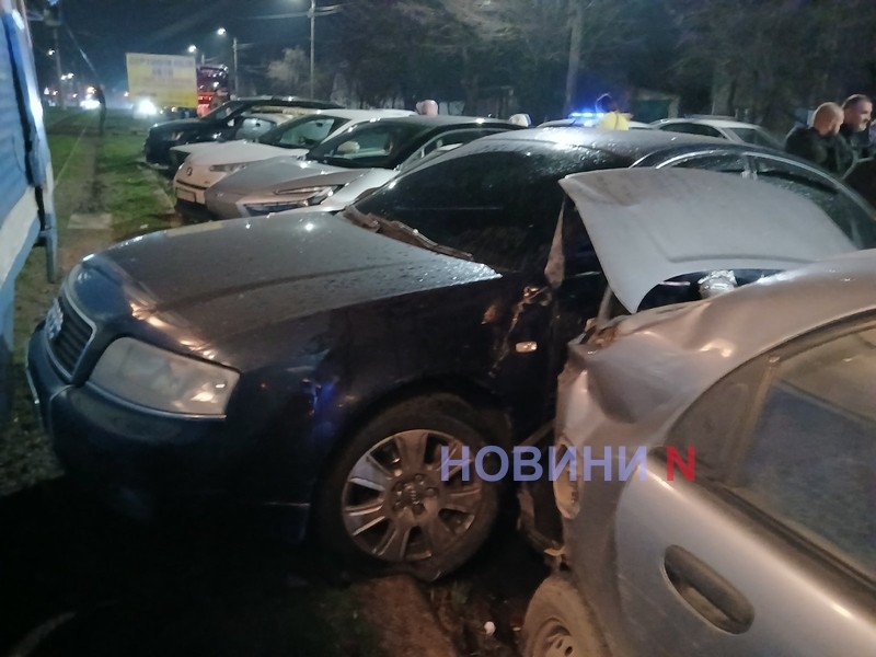 ДТП с шестью автомобилями в Николаеве: «Ауди» влетел в парковочный карман (фото)