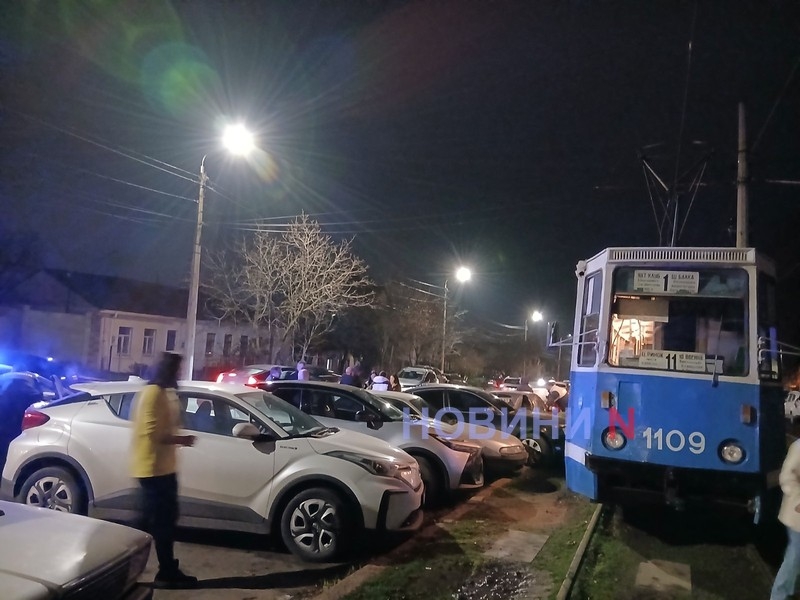 ДТП с шестью автомобилями в Николаеве: «Ауди» влетел в парковочный карман (фото)