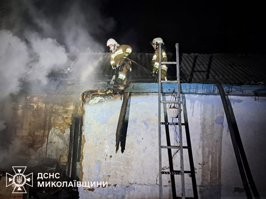 Горел жилой дом ночью в Николаевской области (фото)