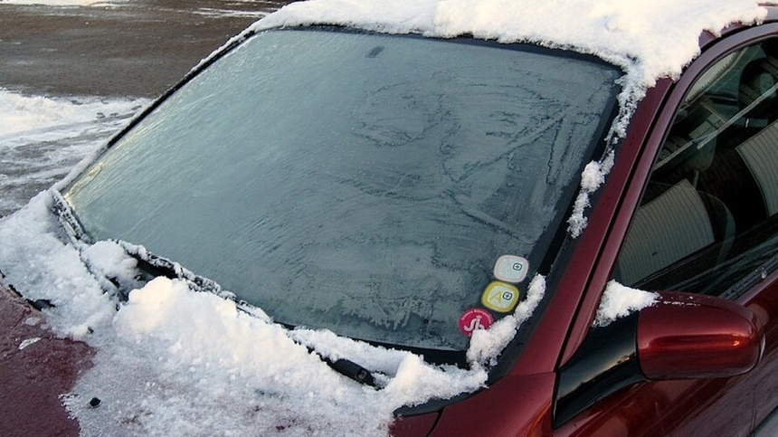 Штраф за розморожування лобового скла: водіїв попередили про поширену зимову помилку