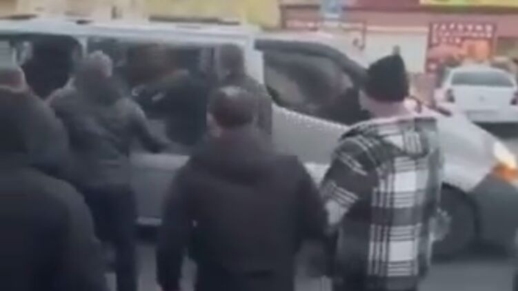 В Одесі мешканці розбили автобус ТЦК, звільняючи мобілізованих (відео)