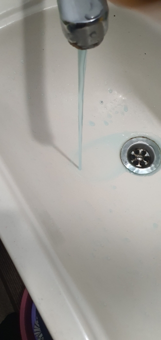 Миколаївці поскаржилися на воду дивного кольору, яка тече з кранів (фото)