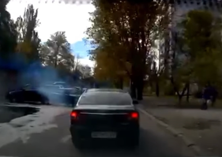 В Николаеве водитель на «Ауди» протаранил припаркованный «Мерседес» и скрылся: суд лишил его прав (видео)