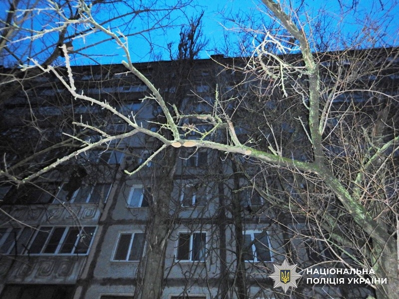 Дівчина вистрибнула з вікна у Миколаєві: її тримали зачиненою у квартирі насильно