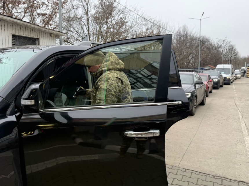 Перекрытие трассы М-15 в Одесской области после атаки «шахеда» привело к пробкам на границе