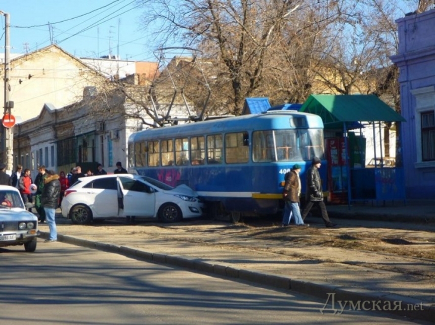 В Одессе девушка на иномарке врезалась в трамвай
