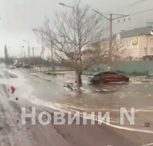 Обстрел терминала в порту Южный: по дорогам текут реки масла (видео)