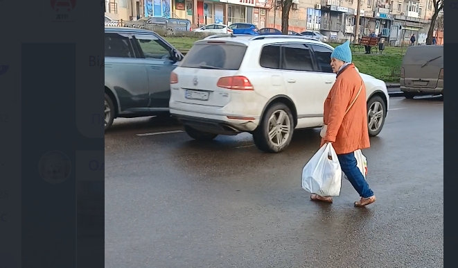 У Миколаєві водії скаржаться на пішоходів, які ігнорують підземний перехід (відео)