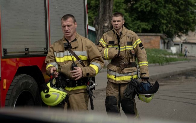 У Києві уламки дрону впали на житловий будинок: є постраждалі