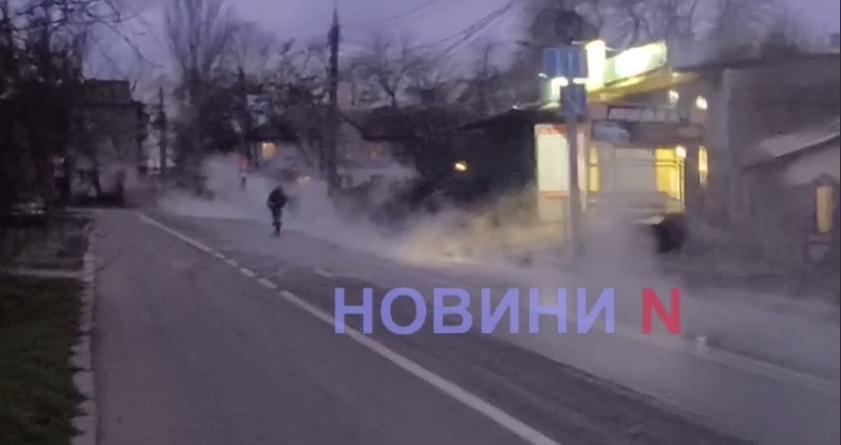 Гаряча вода заливає проїжджу частину у Миколаєві: погіршено видимість на дорозі (відео)