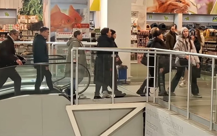 Артисты спели колядки в торговом центре Николаева (видео)