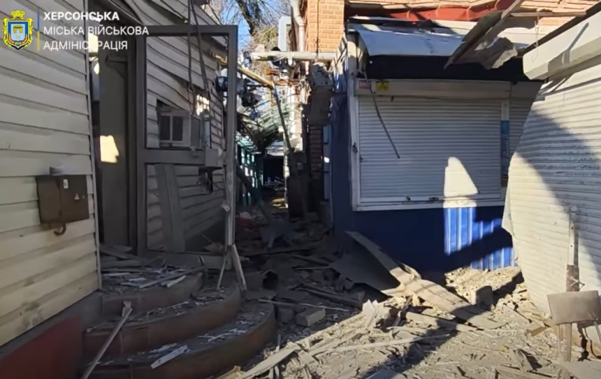 У Херсоні обстріляли ринок у центрі міста: загинула людина (відео)