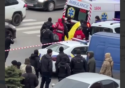 В Днепре мужчина ранил ножом двух сторудников ТЦК - те начали стрелять 