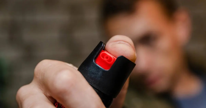 Сотрудник ТЦК "залил" из баллончика женщину с ребенком (видео)