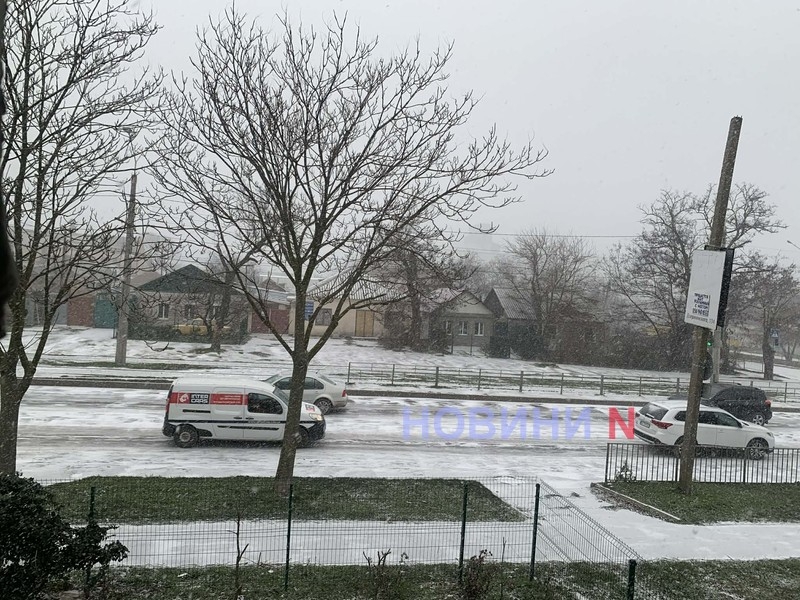 У Миколаєві розпочався снігопад: рух на дорогах утруднений (відео)