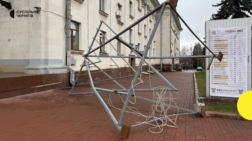 В Чернигове парень повалил ханукальную менору