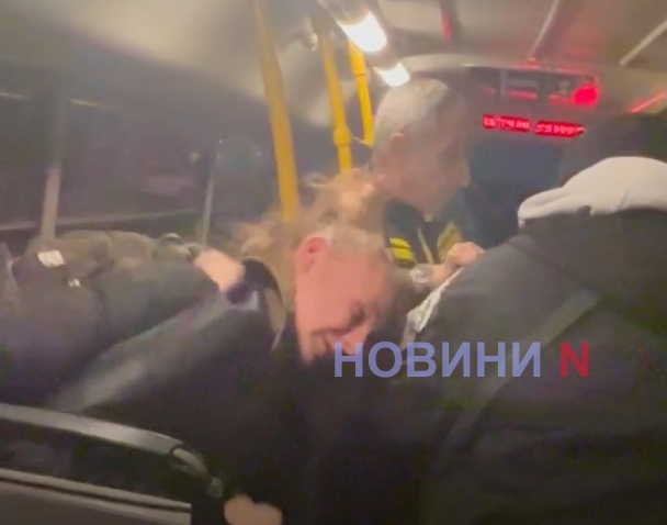 Бійка у миколаївській маршрутці: п'яні пасажири побили водія (відео)