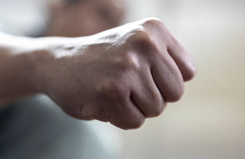 Избивали и выкрикивали оскорбления: на украинца совершили групповое нападение в Польше