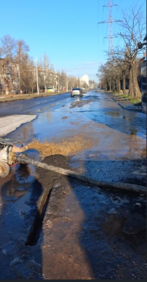 Дорога превратилась в ледяной каток: проезжую часть заливает водой в Николаеве (фото)