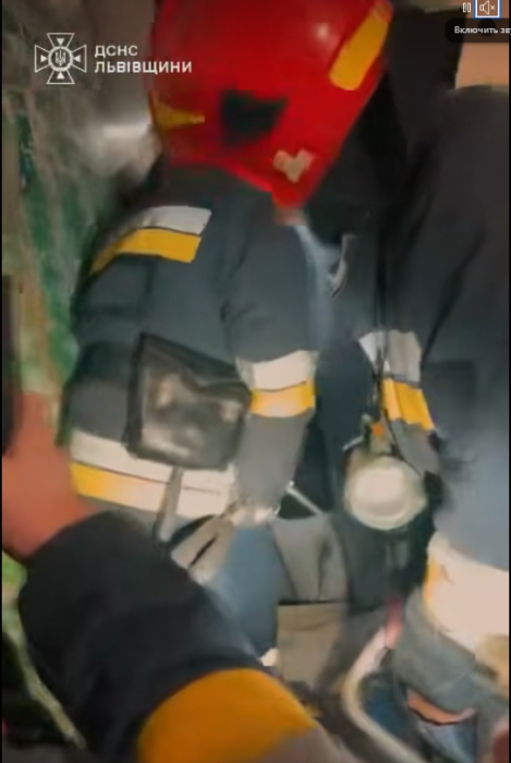Во Львове парень упал в шахту лифта при попытке выбраться самостоятельно (видео)